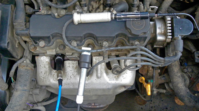 Attaching the cylinder pressure transducer Px35 to an engine that has 2 valves per cylinder.
